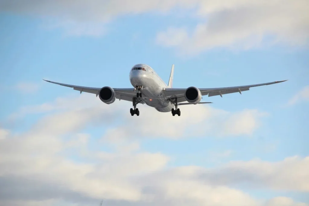 Aircraft Acquisition Consultant vs Aircraft Broker: Key Differences  